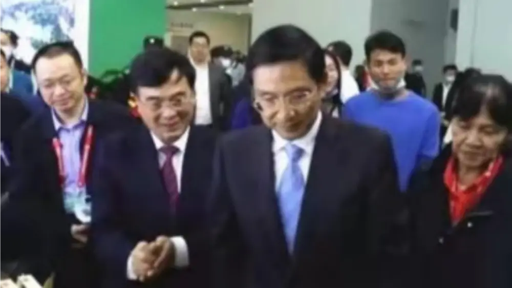 Naib Gabenor Kerajaan Rakyat Wilayah Jiangxi melawat gerai kami di Ekspo Perhutanan Wilayah